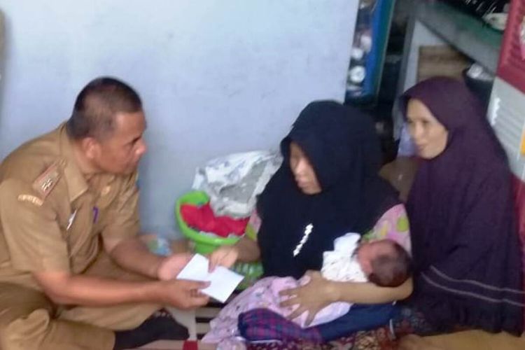 Pihak Puskesmas Cilaku, Kabupaten Cianjur, Jawa Barat, menyerahkan uang yang sebelumnya dibayarkan pasutri Yanto (30) dan Riska (27) untuk biaya persalinan anak pertama mereka dengan menggunakan uang koin.