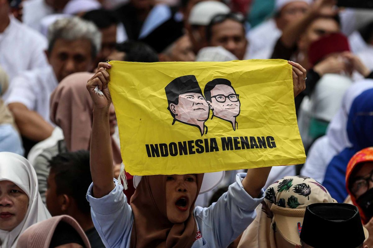 Pendukung pasangan Capres-Cawapres nomor urut 02, Prabowo Subianto-Sandiaga Uno saat deklarasi kemenangan Pilpres 2019 di kediaman Kertanegara, Jakarta Selatan, Jumat (19/4/2019). Prabowo kembali mendekalarasikan kemenangannya versi real count internal BPN sebesar 62 persen.