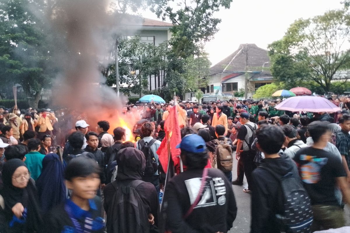 Mahasiswa dan elemen masyarakat Bandung berdemonstrasi di Depan Gedung DPRD Jabar, Kota Bandung soroti kebijakan efisiensi anggaran hingga pembredelan Sukatani Band, Jumat (21/2/2025).