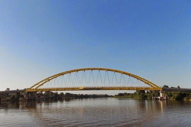 Jembatan Pawan V dan Aliran Sungai Pawan di Kabupaten Ketapang.