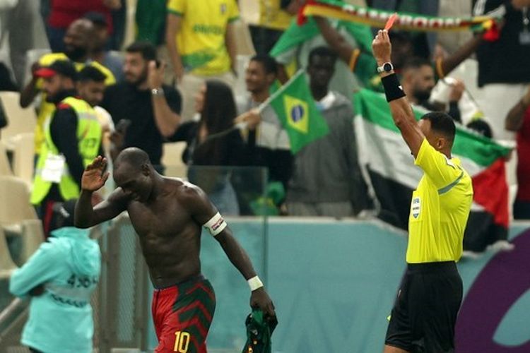 Momen penyerang timnas Kamerun Vincent Aboubakar diganjar kartu merah karena melepas jersey setelah mencetak gol ke gawang Brasil dalam matchday terakhir Grup G di Stadion Lusail, Sabtu (3/12/2022) dini hari WIB.