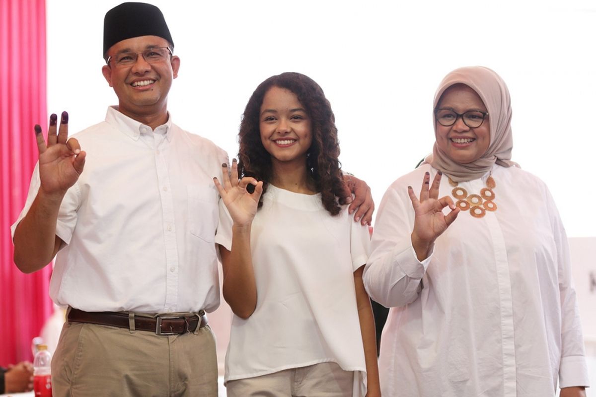 Gubernur DKI Jakarta Anies Baswedan (kiri), bersama putrinya, Mutiara Annisa (tengah) dan sang istri, Fery Farhati Ganis, Rabu (19/4/2017). 