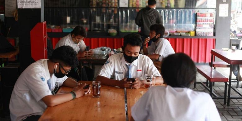 Inspiratif Warung Kopi Ini Berikan Wifi Dan Teh Hangat Gratis Untuk Siswa Belajar Online Halaman All Kompas 