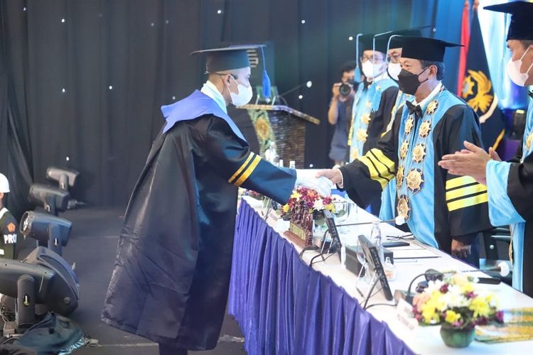 Salah satu wisudawan dari 287 orang yang berhasil diwisuda dari Politeknik AUP tahun 2022. 