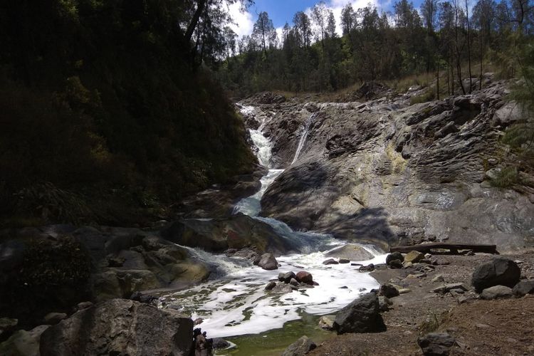 Aliran sungai Kalipait dengan warna air kuning kehijauan. Foto diambil dari jembatan jalan raya menuju sempol