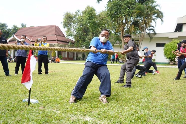 Jajaran SKPD Pemkab Kediri mengikuti perlombaan tarik tambang bersama dalam rangka memperingati Haornas ke-39 di Lapangan Pemkab Kediri, Jumat (9/9/2022)