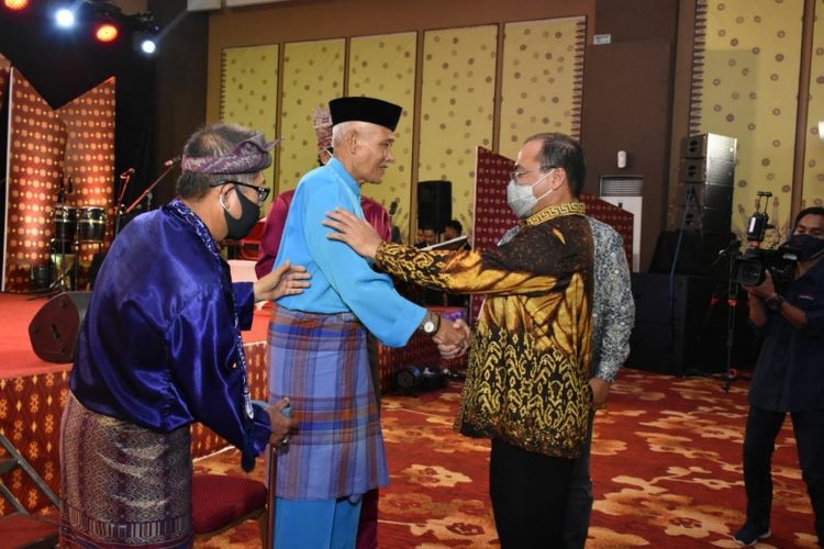Gubernur Babel Erzaldi Rosman berikan apresiasi atas penghargaan yang diterima pelestari adat Melayu Bangka, Dato? Ibnu Hadjar di Swiss-Belhotel, Pangkalpinang, Sabtu (21/11/2020)