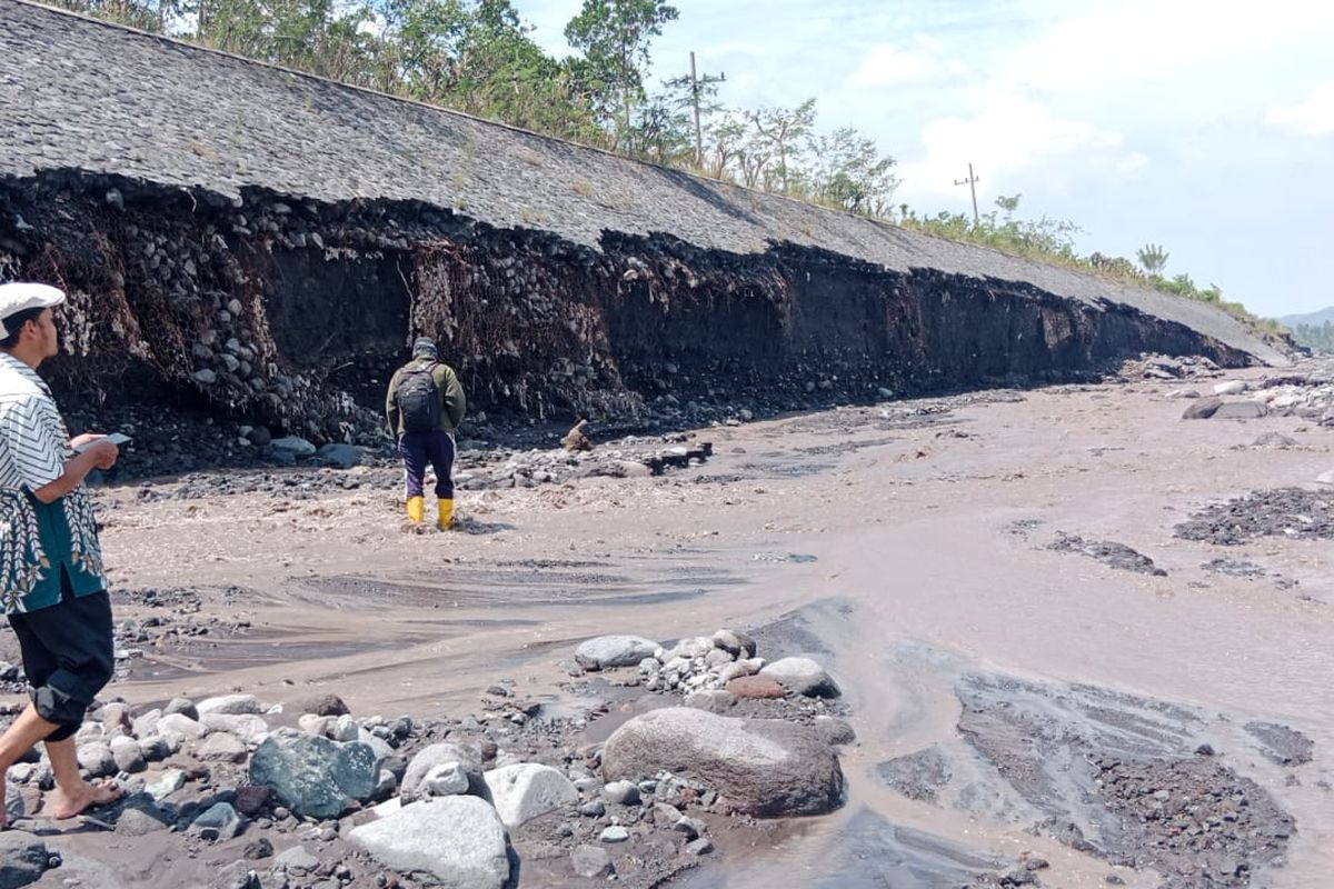 Kondisi tanggul jebol di Desa Sumberwuluh, Kecamatan Candipuro, Lumajang, Jumat (11/4/2025).