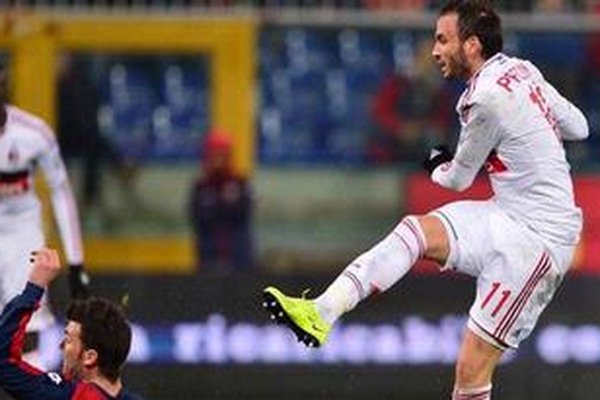 Penyerang AC Milan, Gaimpaolo Pazzini (kanan), melepaskan tembakan yang berujung gol ke gawang Genoa, pada laga Serie-A, di Luigi Ferraris, Jumat (8/3/2013).