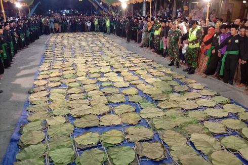 Keseruan Warga Demak Berebut Nasi Ancakan Jelang Idul Adha