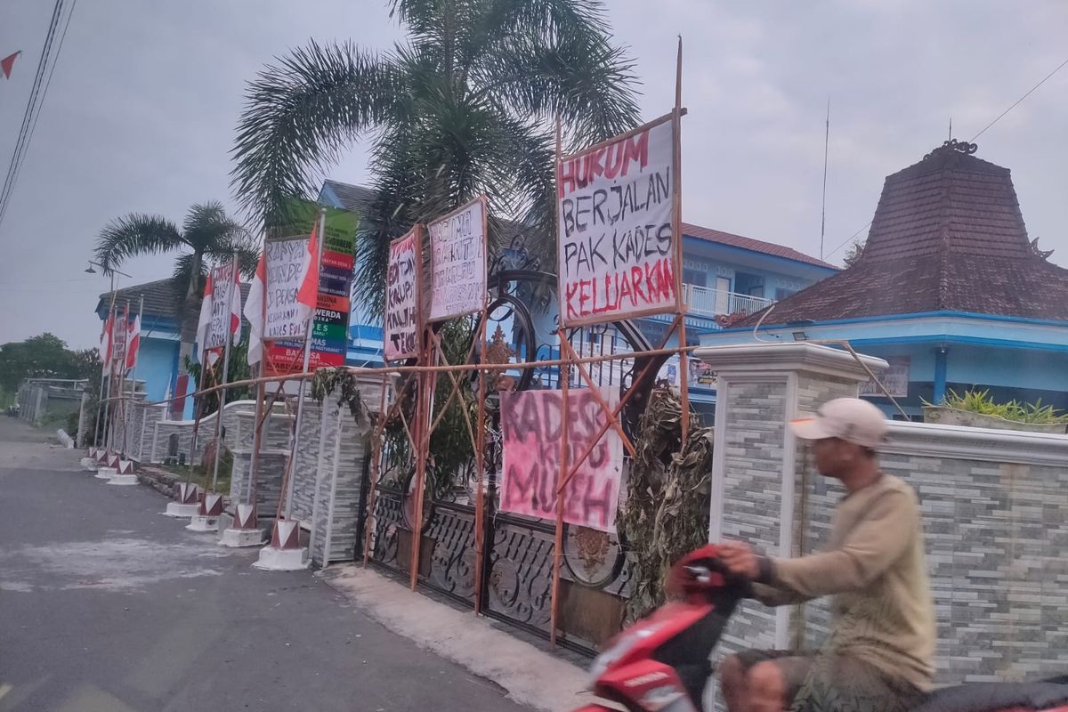 Kantor desa di Jember disegel oleh warga, mereka meminta kades tersangka korupsi dibebaskan