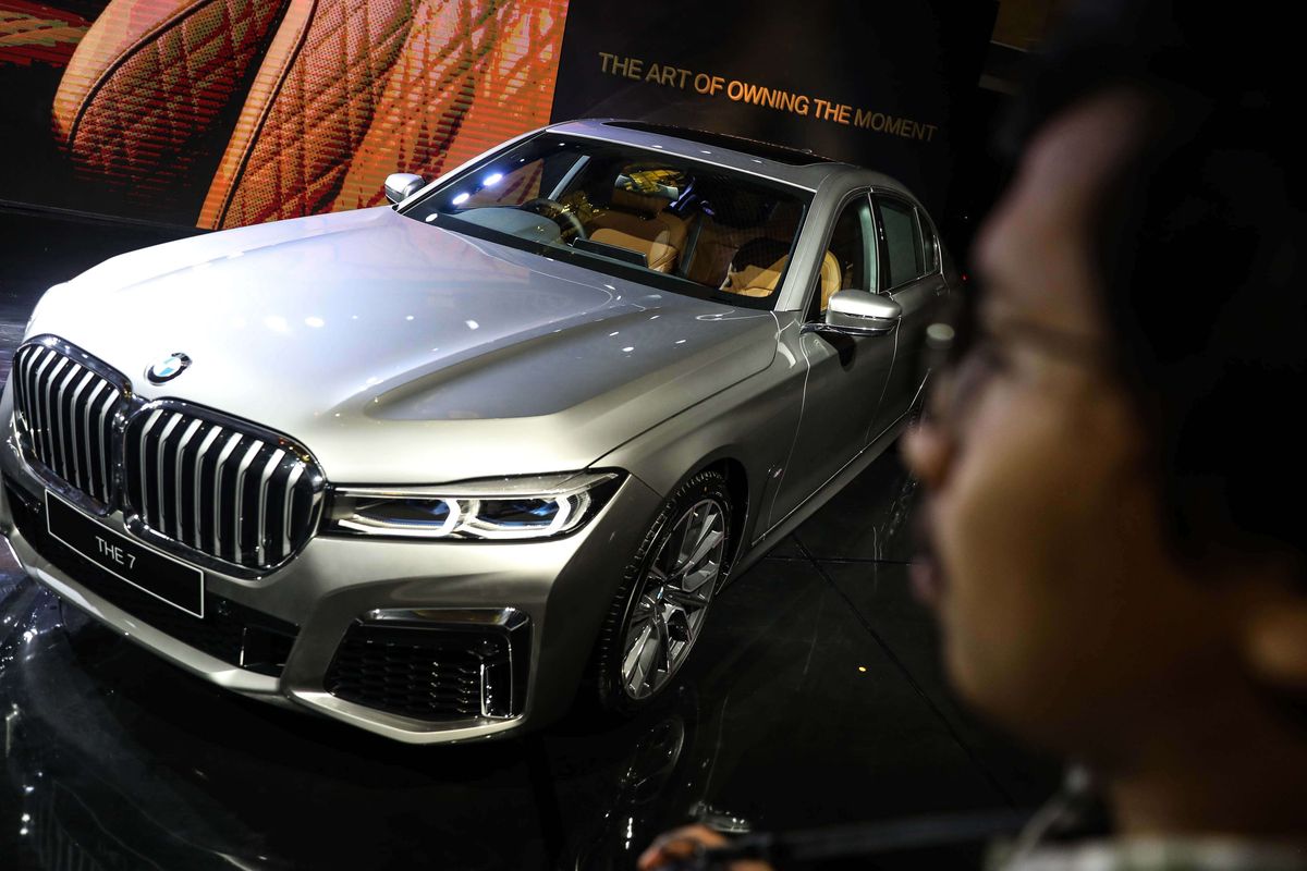 Mobil New BMW Seri 7 terlihat saat diluncurkan di Jakarta, Kamis (10/10/2019). BMW Seri 7 terbaru juga sudah dirakit lokal di pabrik BMW Production Network 2, Gaya Motor, Sunter, Jakarta. Mobil hadir dengan dua pilihan yakni The New BMW 740Li Opulence dan The New BMW 730Li M Sport.