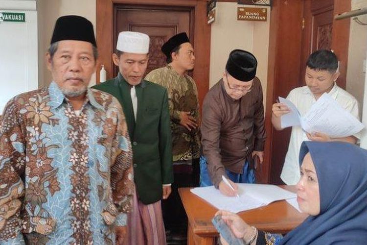 Sejumlah kiai dari berbagai daerah di Jawa Barat berdatangan ke Gedung Sate, Kota Bandung, Senin (19/6/2023). Pertemuan ini untuk membicarakan mengenai Ponpes Al-Zaytun di Indramayu. 