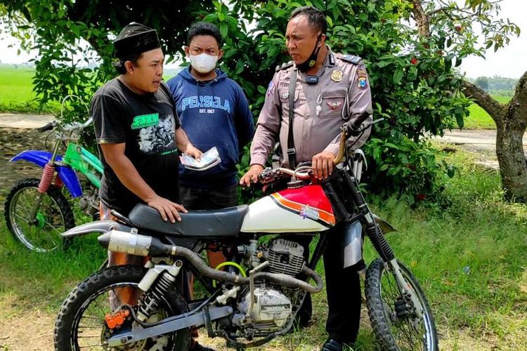 Aipda Purnomo (kanan) saat menyerahkan bantuan sepeda motor bekas kepada Andik Santoso.