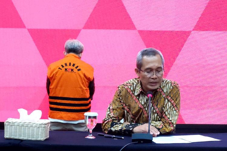 KPK menahan mantan Direktur utama PT Amarta Karya, Catur Prabowo terkait kasus dugaan korupsi proyek pengadaan subkontraktor fiktif tahun 2018-2020, Rabu (17/5/2023).