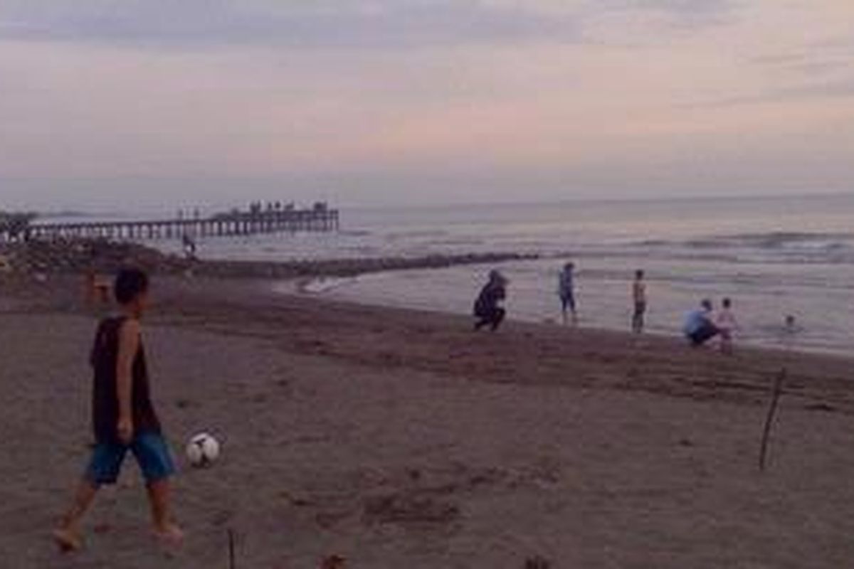 Pengunjung pantai Akkarena Tanjung Bunga menikmati liburan di wisata pantai, Makassar, Sulawesi Selatan.