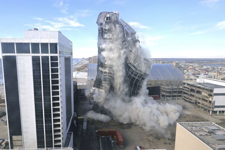 Hotel dan kasino Trump Plaza di Atlantic City, New Jersey, Amerika Serikat, saat diledakkan pada Rabu (17/2/2021). Gedung yang dulu megah itu kini rata dengan tanah.