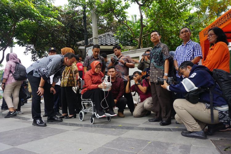 Wali Kota Surabaya, Tri Rismaharini, memantau proses pengurukan tanah di Jalan Raya Gubeng yang ambles, Jumat (21/12/2018).