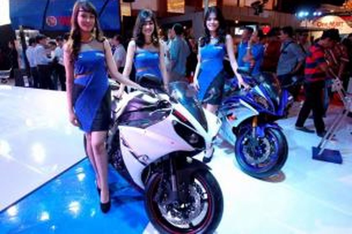 Motor Yamaha R1 (kiri) dan R6 dipamerkan pada pembukaan Indonesia Motorcycle Show 2014 di Jakarta Convention Center, Jakarta, Rabu (29/10/2014). Pameran khusus sepeda motor terbesar di Tanah Air ini akan berlangsung hingga 2 November mendatang.