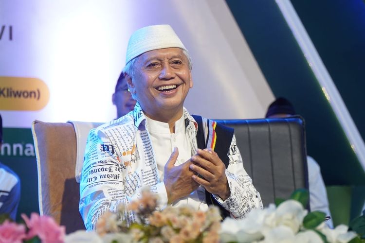 Amalan Tak Biasa Haji KH Achmad Chalwani: Tulis Nama di Ka'bah!