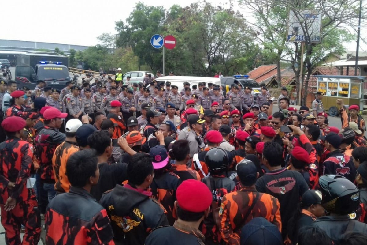 Ormas Pemuda Pancasila (PP) saat diimbau Polisi untuk bubar di Kawasan MM2100, Cikarang Barat, Kabupaten Bekasi, Selasa (23/10/2018).