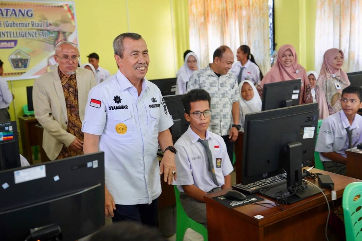 Gubernur Riau (Gubri) Syamsuar saat menghadiri acara Sosialisasi Pembelajaran Berbasis Kecerdasan Buatan (AI) se-Kabupaten Bengkalis dan Kota Dumai di Sekolah Menengah Atas Negeri (SMAN) 08 Mandau, Rabu (25/10/23).


