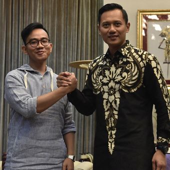 Putra Presiden Joko Widodo Gibran Rakabuming Raka (kiri) berjabat tangan dengan putra Mantan Presiden Susilo Bambang Yudhoyono Agus Harimurti Yudhoyono (kanan) usai pertemuan tertutup di Presidential Lounge, Kompleks Istana Kepresidenan, Jakarta, Kamis (10/8/2017). Kedatangan Agus Harimurti ke Istana dalam rangka menyampaikan undangan peresmian The Yudhoyono Institute.