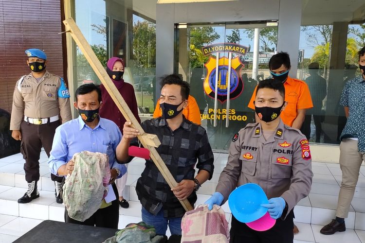 Suami istri Hery Budiman (42) dan Fitri Hartanti (37) memasung GF (10), anak mereka, di kandang yang berada di belakang rumah di Pedukuhan Kranggan, Kapanewon Galur, Kabupaten Kulon Progo, Daerah Istimewa Yogyakarta. Tidak cuma pasung, bocah itu juga diduga mengalami penelantaran dan penyiksaan.