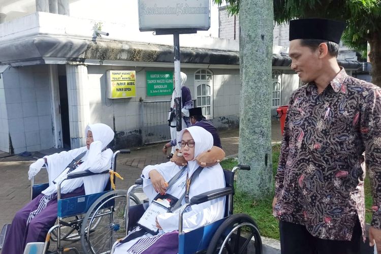 Sama-sama Pakai Kursi Roda, Ibu dan Anak Berangkat Haji Tanpa Pendamping