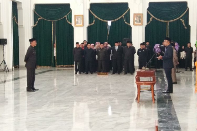 Gubernur Jawa Barat Ridwan Kamil saat melantik Daud Ahmad sebagai Penjabat Sekretaris Daerah Jabar di Gedung Sate, Jalan Diponegoro, Rabu (11/9/2019).