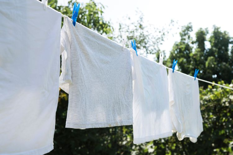 Ilustrasi mencuci pakaian putih, menjemur pakaian putih.