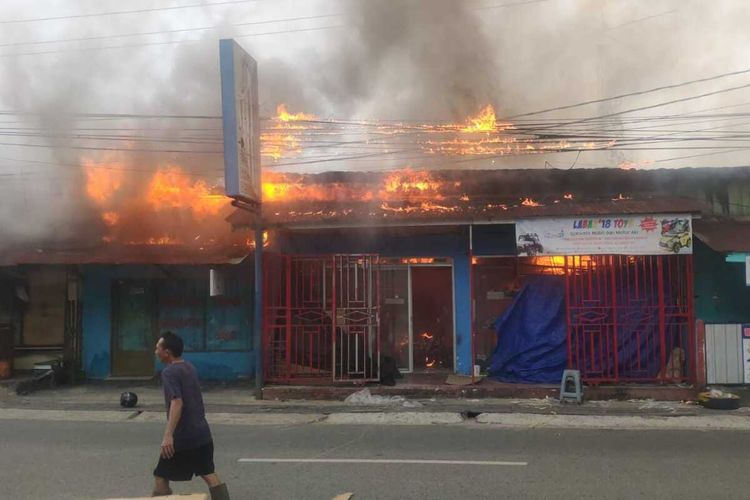 Kebakaran menghanguskan lima kios di Balikpapan, Kalimantan Timur.