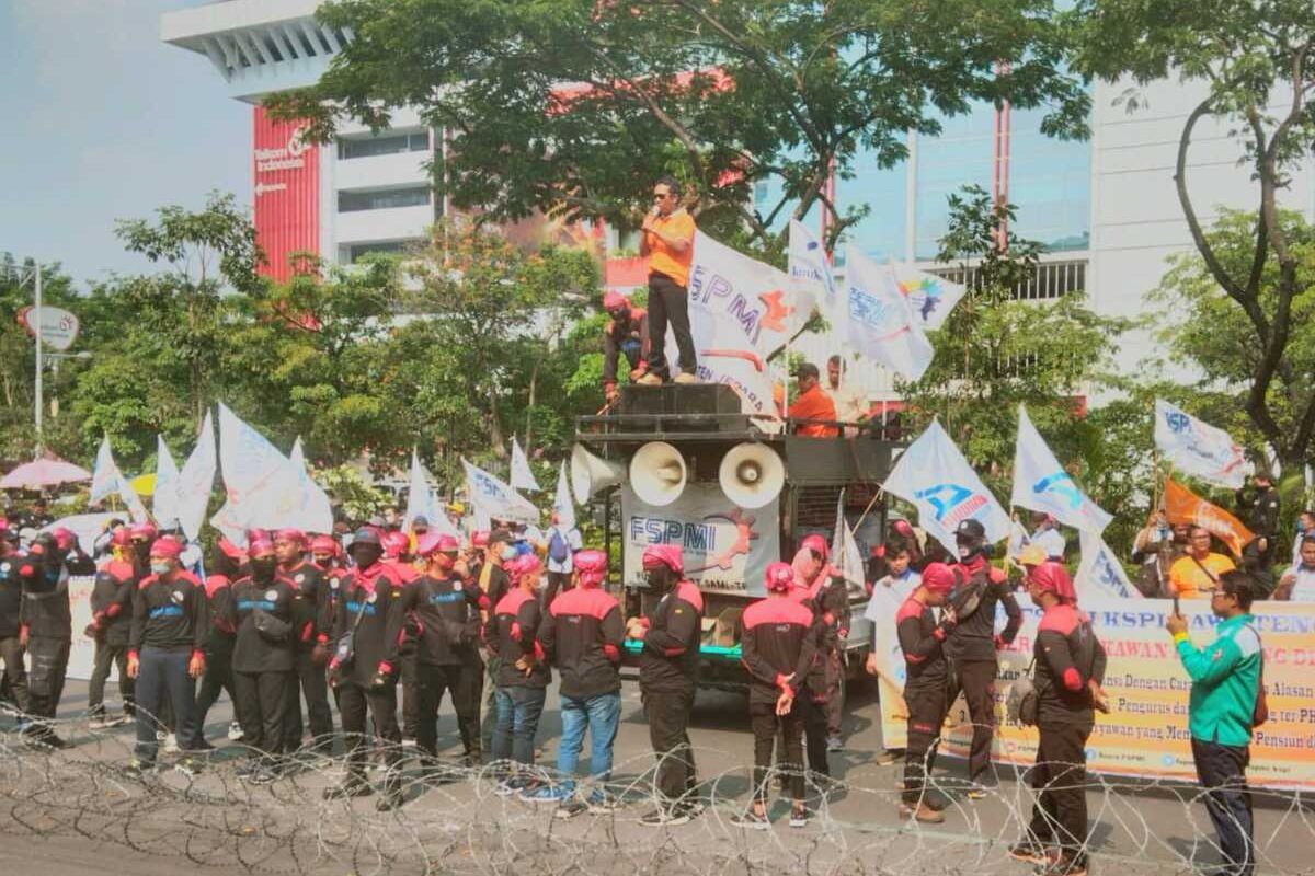 Ratusan buruh yang tergabung dalam KSPI Jateng melakukan aksi protes tolak kenaikan harga BBM di depan Kantor DPRD Jateng, Selasa (6/9/2022).