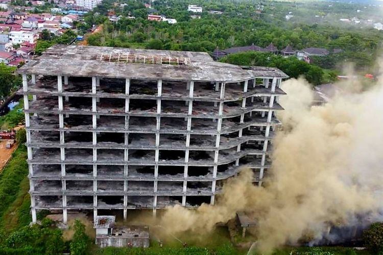 Hingga Senin (29/8/2022) malam, pukul 21.30 WIB, gedung mangkrak Rumah Sakit Universitas Tanjungpura (Untan) Pontianak, Kalimantan Barat (Kalbar) belum juga padam. 