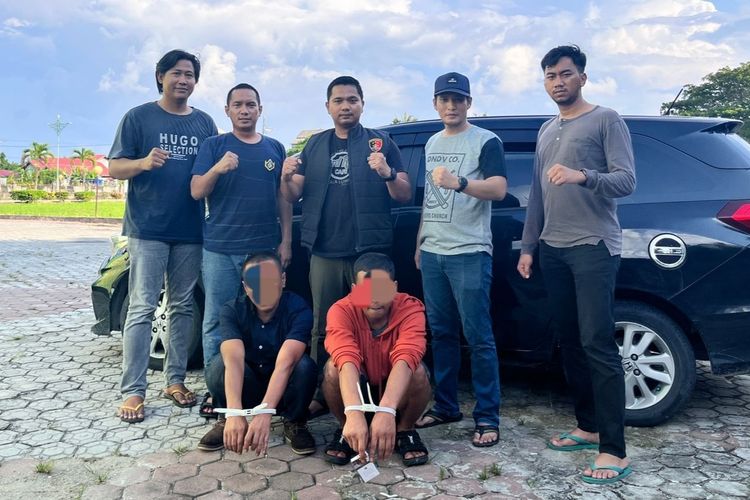 Tim Ditreskrimum Polda Riau saat menangkap dua pelaku TPPO di Kota Dumai, Riau, Jumat (9/6/2023).