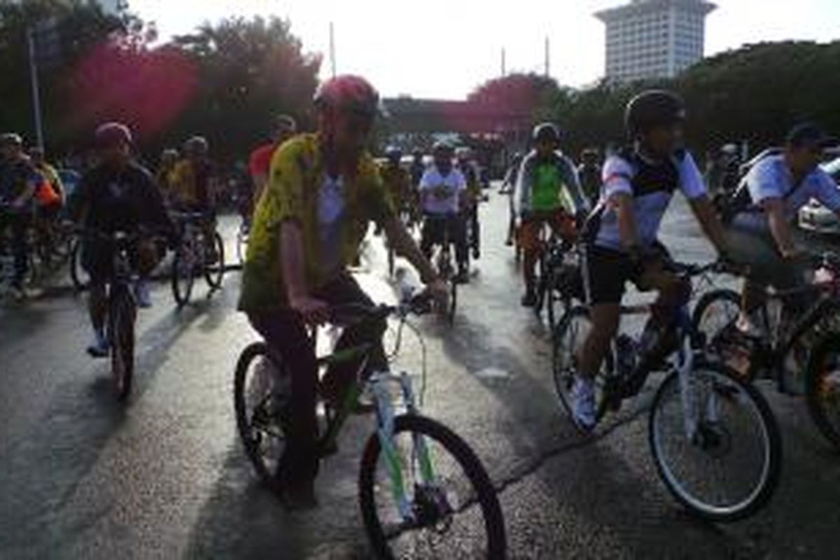 Gubernur DKI Jakarta Joko Widodo bersepeda dari rumah dinasnya di Jalan Taman Suropati, Menteng, ke kantornya di Balaikota, Gambir, Jumat (6/2/2014).