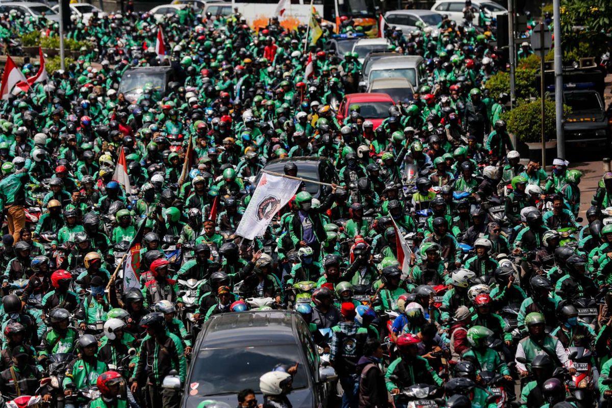 Pengemudi ojek online melakukan aksi unjuk rasa di depan Istana Negara, Jakarta Pusat, Selasa (27/3/2018). Massa dari pengemudi ojek online menuntut pemerintah membantu untuk berdiskusi dengan perusahaan transportasi online agar merasionalkan tarif.