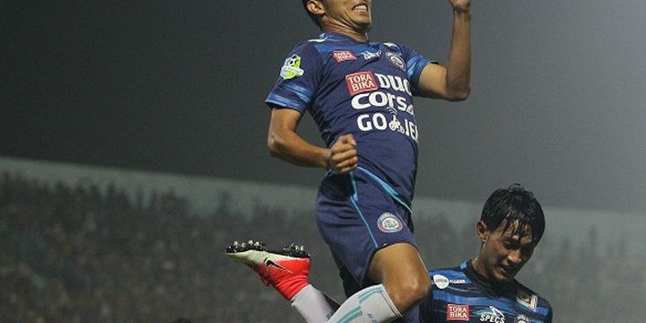 Pemain Arema FC, Dendi Santoso, merayakan golnya saat melawan Semen Padang di Stadion Kanjuruhan, Kabupaten Malang, Sabtu (4/11/2017).
