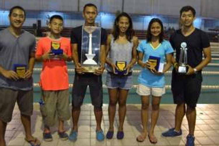Para atlet terbaik Gubernur Cup 2014 dari PR Millennoum Aquatic Jakarta: Adityastha RW, Albertus Bangun, Kathriana Mela dan Sofie Kemala bersdama pelatih.