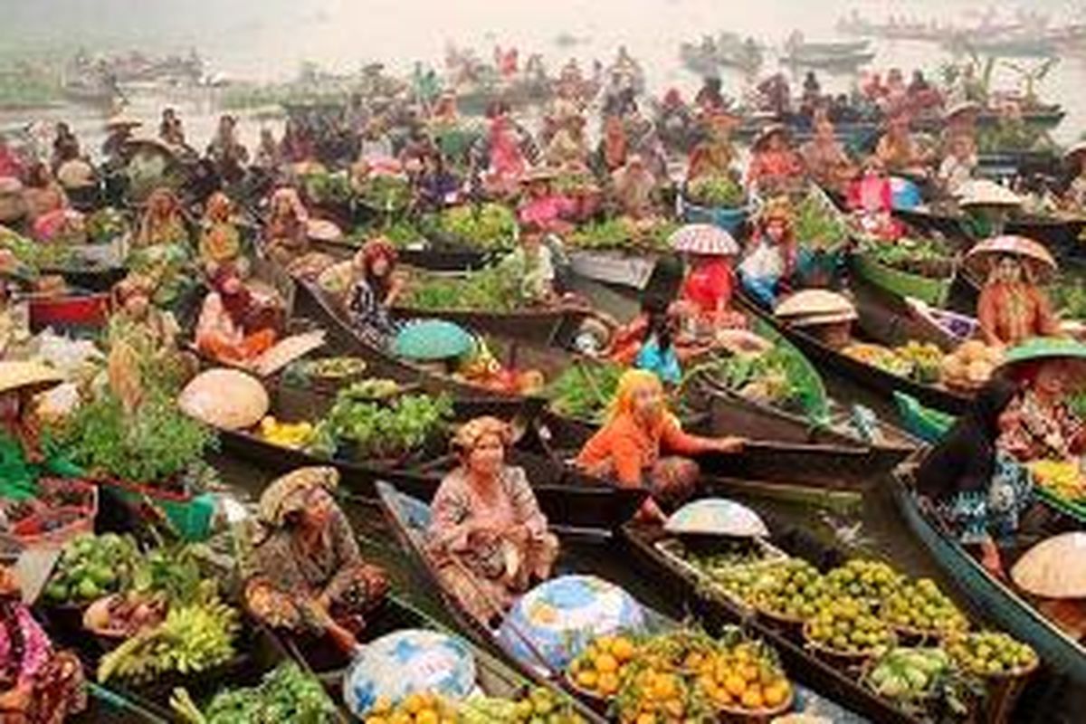 Para pedagang tradisional di Pasar Terapung Lok Baintan mengikuti kontes jukung atau perahu hias di Sungai Martapura, Dermaga Sungai Pinang, Kecamatan Sungai Tabuk, Kabupaten Banjar, Kalimantan Selatan, Sabtu (24/10/2015). Kontes yang diikuti lebih dari 300 pedagang pasar terapung tersebut bertujuan untuk melestarikan budaya sungai, sekaligus menjadi ajang promosi obyek wisata Pasar Terapung Lok Baintan.