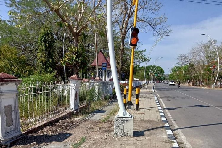 Pemerintah Kota Kupang Bangun Penerang Jalan Umum di atas trotoar Jalan El Tari, Kupang.