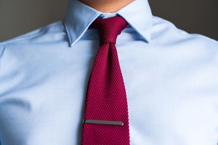 Ilustrasi dasi dengan ikatan four in hand (four in hand knot).