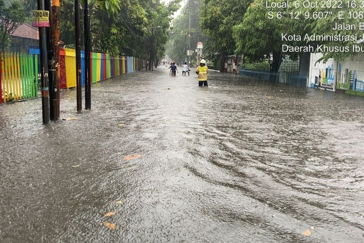 Seorang petugas yang sedang menerobos banjir di Jalan Rawamangun Muka Selatan, Pisangan Timur, Pulo Gadung, Jakarta Timur, Kamis (6/10/2022). Tak hanya terjadi di Jakarta Timur, hampir di seluruh wilayah DKI Jakarta terendam banjir akibat hujan yang terus mengguyur sejak Kamis sore. 