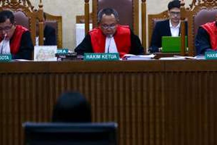 Majelis Hakim memimpin jalannya sidang putusan Jessica Kumala Wongso, terdakwa pembunuhan Wayan Mirna Salihin di Pengadilan Negeri Jakarta Pusat, Kamis (27/10/2016). Mirna meninggal setelah meminum es kopi vietnam yang dipesan Jessica di Kafe Olivier pada 6 Januari 2016.