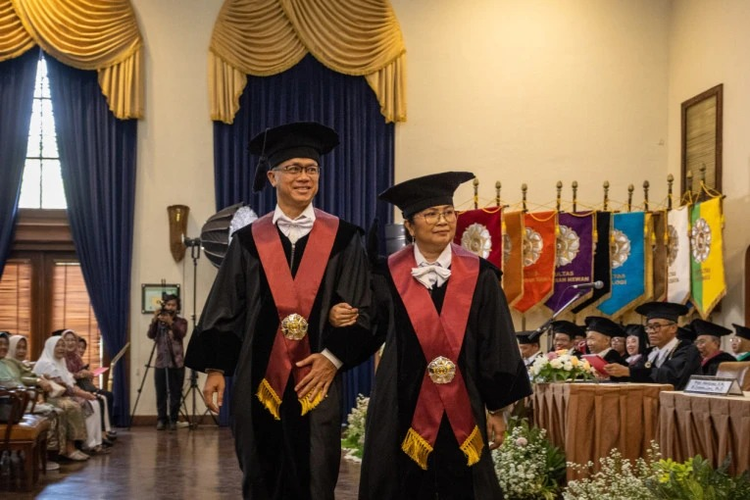Pasutri Andy Omara dan Herliana Jadi Profesor UGM Tepat di Hari Ulang Tahun Pernikahan ke-25