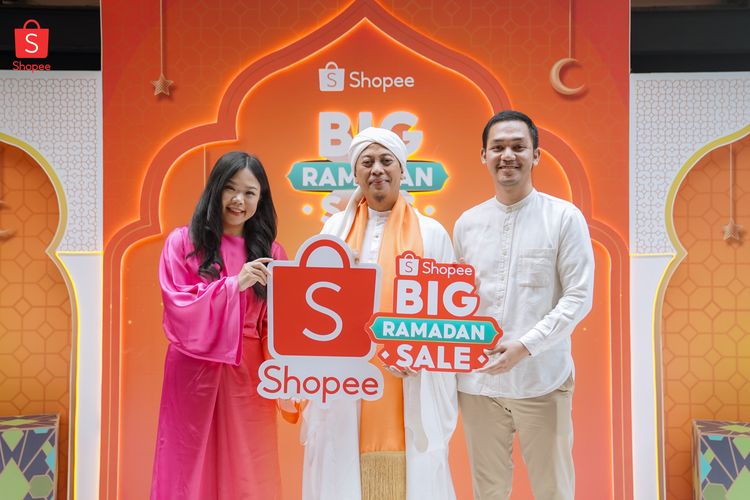 Melalui semarak kampanye Big Ramadan Sale tahun ini, lanjut Monica, Shopee mengajak pengguna merayakan kebersamaan dan kebahagiaan di bulan penuh berkah bersama serangkaian promo serta fitur dan program yang dihadirkan. 