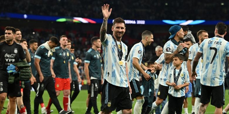 Megabintang Argentina, Lionel Messi, melambaikan tangan kepada para suporter setelah kemenangan timnas Tango di Finalissima, Italia vs Argentina, di Stadion Wembley, Kamis (2/6/2022) dini hari WIB.