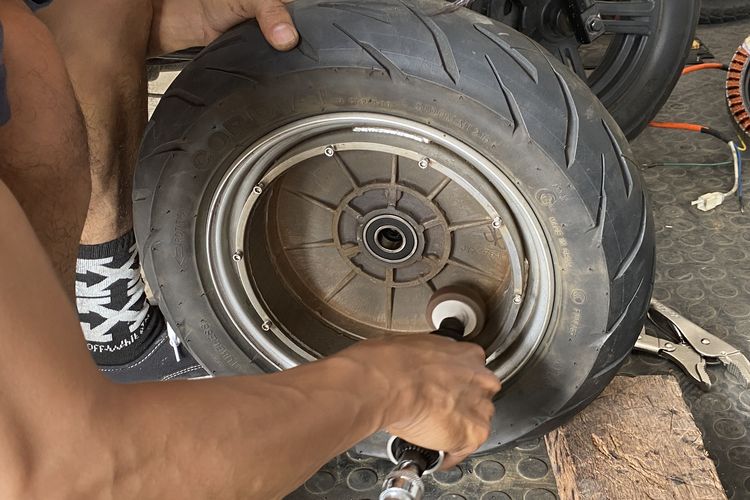 Magnet motor listrik di penggerak hub-drive penuh karat, efek terkena air