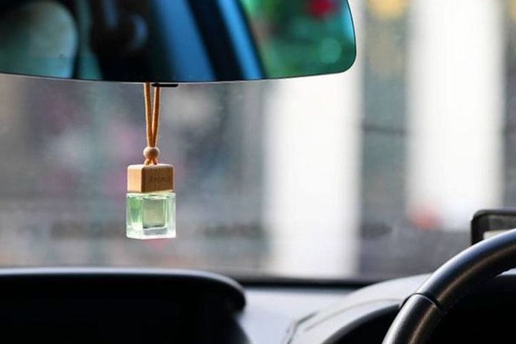 Bahaya menggantungkan pengharum kabin dari botol di spion tengah