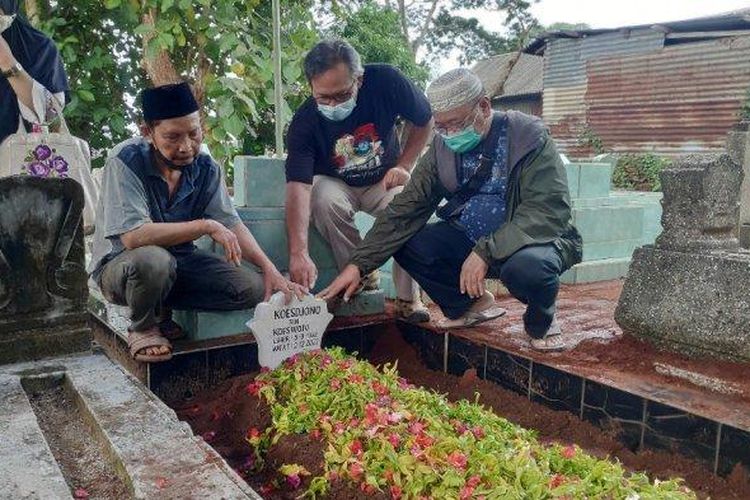 Kerabat dari almarhum Koesdjono atau John Koeswoyo saat datang di pemakaman Citrosoman, Desa Bejagung, Kecamatan Semanding. (Tribun Jatim)